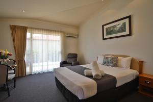 Letto o letti in una camera di Emerald Explorers Inn