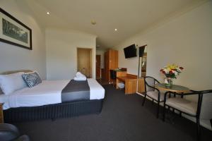 TV o dispositivi per l'intrattenimento presso Emerald Explorers Inn