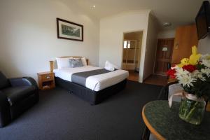 Letto o letti in una camera di Emerald Explorers Inn