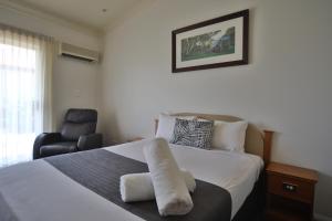 Letto o letti in una camera di Emerald Explorers Inn