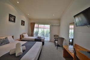 TV o dispositivi per l'intrattenimento presso Emerald Explorers Inn
