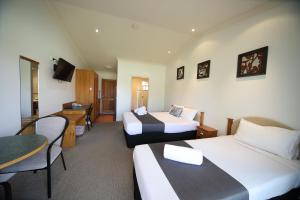 Letto o letti in una camera di Emerald Explorers Inn