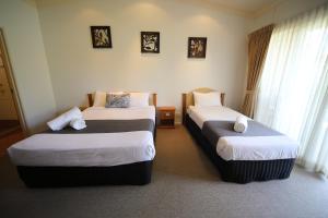 Letto o letti in una camera di Emerald Explorers Inn