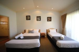 Letto o letti in una camera di Emerald Explorers Inn