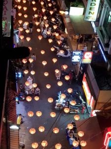 uma vista superior de uma rua com muitos guarda-chuvas em Hong Vinh Hotel em Ho Chi Minh