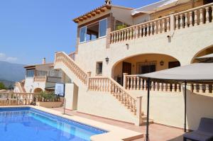 uma villa com uma piscina e uma casa em Vista Xalo em Alcalalí