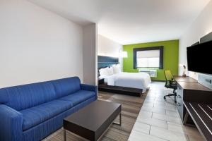 TV a/nebo společenská místnost v ubytování Holiday Inn Express Port Lavaca by IHG