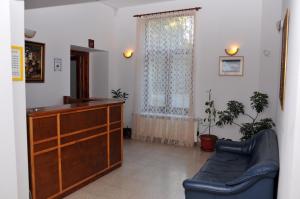 Zimmer mit einer Kommode, einer Couch und einem Fenster in der Unterkunft Villa Ibar in Borowez