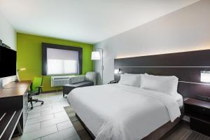 Postel nebo postele na pokoji v ubytování Holiday Inn Express Port Lavaca by IHG
