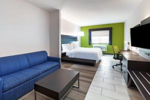 TV a/nebo společenská místnost v ubytování Holiday Inn Express Port Lavaca by IHG