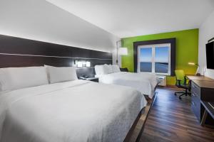 Postel nebo postele na pokoji v ubytování Holiday Inn Express Port Lavaca by IHG
