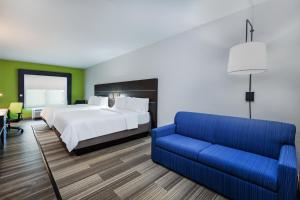 Postel nebo postele na pokoji v ubytování Holiday Inn Express Port Lavaca by IHG