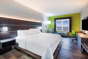 Postel nebo postele na pokoji v ubytování Holiday Inn Express Port Lavaca by IHG