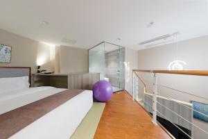 Postel nebo postele na pokoji v ubytování Shanghai Menglong Hotel Management