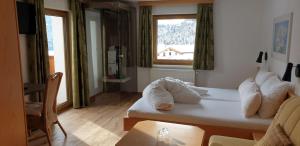 Postel nebo postele na pokoji v ubytování Hotel Garni Jägerheim