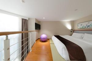 Postel nebo postele na pokoji v ubytování Shanghai Menglong Hotel Management