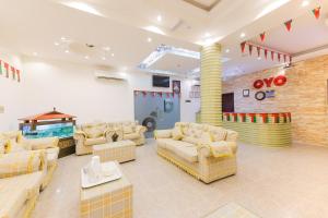 una gran sala de estar con sofás y un acuario. en Ras Al Hadd Waves Hotel en Al Ḩadd