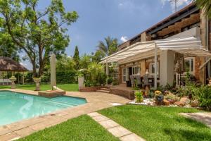 una casa con piscina en un patio en 25 On Chrisoliet en Johannesburgo