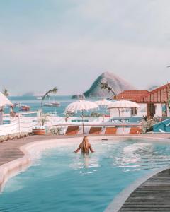 uma mulher na piscina de um resort em Seaesta Komodo Hostel & Hotel em Labuan Bajo