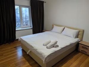 ein Schlafzimmer mit einem Bett mit zwei Handtüchern darauf in der Unterkunft Mirage in Czernowitz