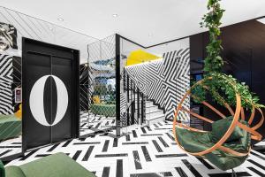 eine Lobby mit einem schwarz-weißen Boden und Pflanzen in der Unterkunft The Westist Hotel & Spa - Special Category in Istanbul