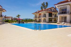 Bazén v ubytování Körfez Garden Apartments nebo v jeho okolí