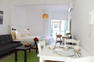 - un salon blanc avec un canapé et une table dans l'établissement 4YOU STUDIOS, à Larnaka