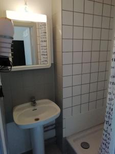 La salle de bains est pourvue d'un lavabo et d'un miroir. dans l'établissement L'appart promenade de 4 heures, à Spa