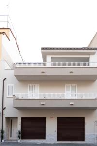 un edificio de apartamentos con dos puertas de garaje en Casa Marconi Ribera, en Ribera