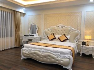 Giường trong phòng chung tại Tung Duong Hotel