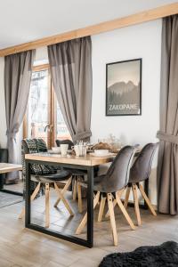 ein Esszimmer mit einem Tisch und Stühlen in der Unterkunft Villa Kaplowa Chata & SPA in Zakopane