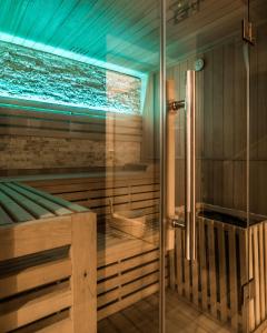 eine Sauna mit blauer Beleuchtung in einem Zimmer in der Unterkunft Villa Kaplowa Chata & SPA in Zakopane
