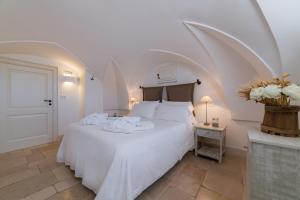Masseria Don Luigi-Luxury Farmhouse tesisinde bir odada yatak veya yataklar