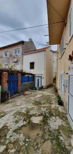 pusta aleja z budynkami w tle w obiekcie Guest House Novalja w Novalji