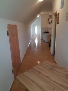 an empty hallway with a door and a room at Szaffi apartman in Hajdúszoboszló