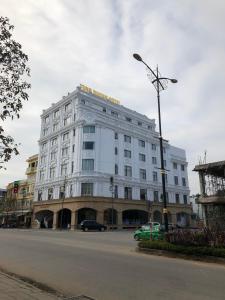 ein weißes Gebäude mit einem gelben Schild darüber in der Unterkunft Tung Duong Hotel in Thái Nguyên