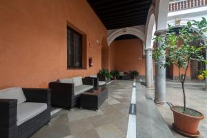 A seating area at Apartamentos Palacio de los Jerónimos