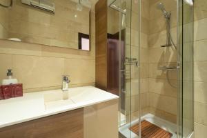 A bathroom at Apartamentos Palacio de los Jerónimos