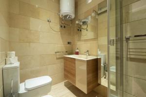 A bathroom at Apartamentos Palacio de los Jerónimos