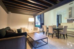 A seating area at Apartamentos Palacio de los Jerónimos