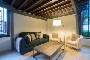 A seating area at Apartamentos Palacio de los Jerónimos