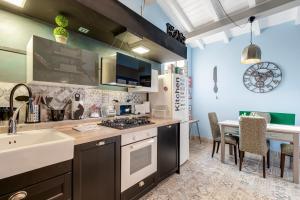 Küche/Küchenzeile in der Unterkunft Rome As You Feel - Torre Design Apartment