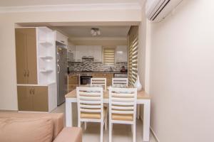 Kuchyň nebo kuchyňský kout v ubytování Körfez Garden Apartments