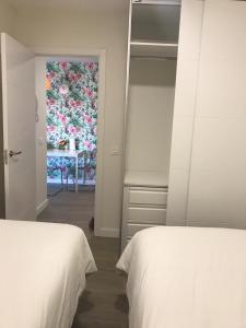 Postel nebo postele na pokoji v ubytování JUST To SLEEP 2 BEDROOMS APARTMENTS