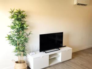 TV a/nebo společenská místnost v ubytování JUST To SLEEP 2 BEDROOMS APARTMENTS