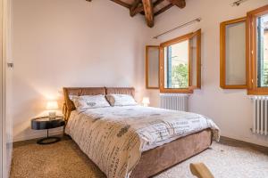 ein Schlafzimmer mit einem großen Bett und zwei Fenstern in der Unterkunft VENETIAN NEW STYLE @ CA' D'ORO in Venedig