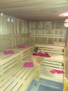 een houten sauna met roze matten op de vloer bij Gasthof Alte Post in Bischofsmais