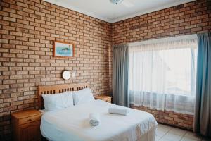 Giường trong phòng chung tại Port Edward Holiday Resort
