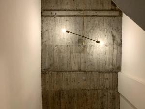 un reloj colgando de una pared de hormigón en una habitación en PlainStay Hostel, en Taipéi