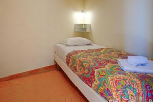 1 dormitorio con 1 cama con 2 toallas en Cosy studio by the Flea Market and Tram 28, en Lisboa